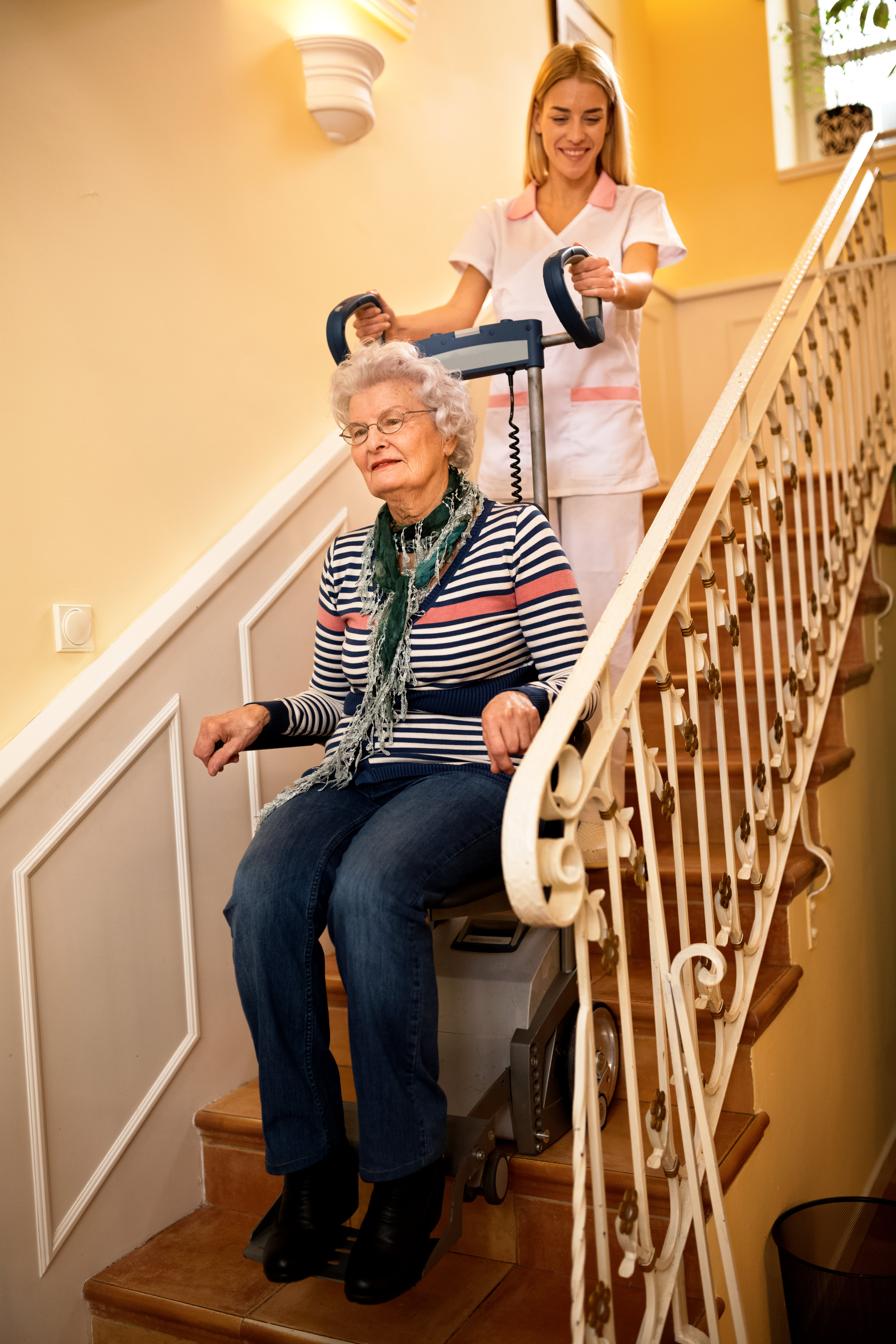 Seniorin auf einer Treppenlift Alternative, dem Treppensteiger