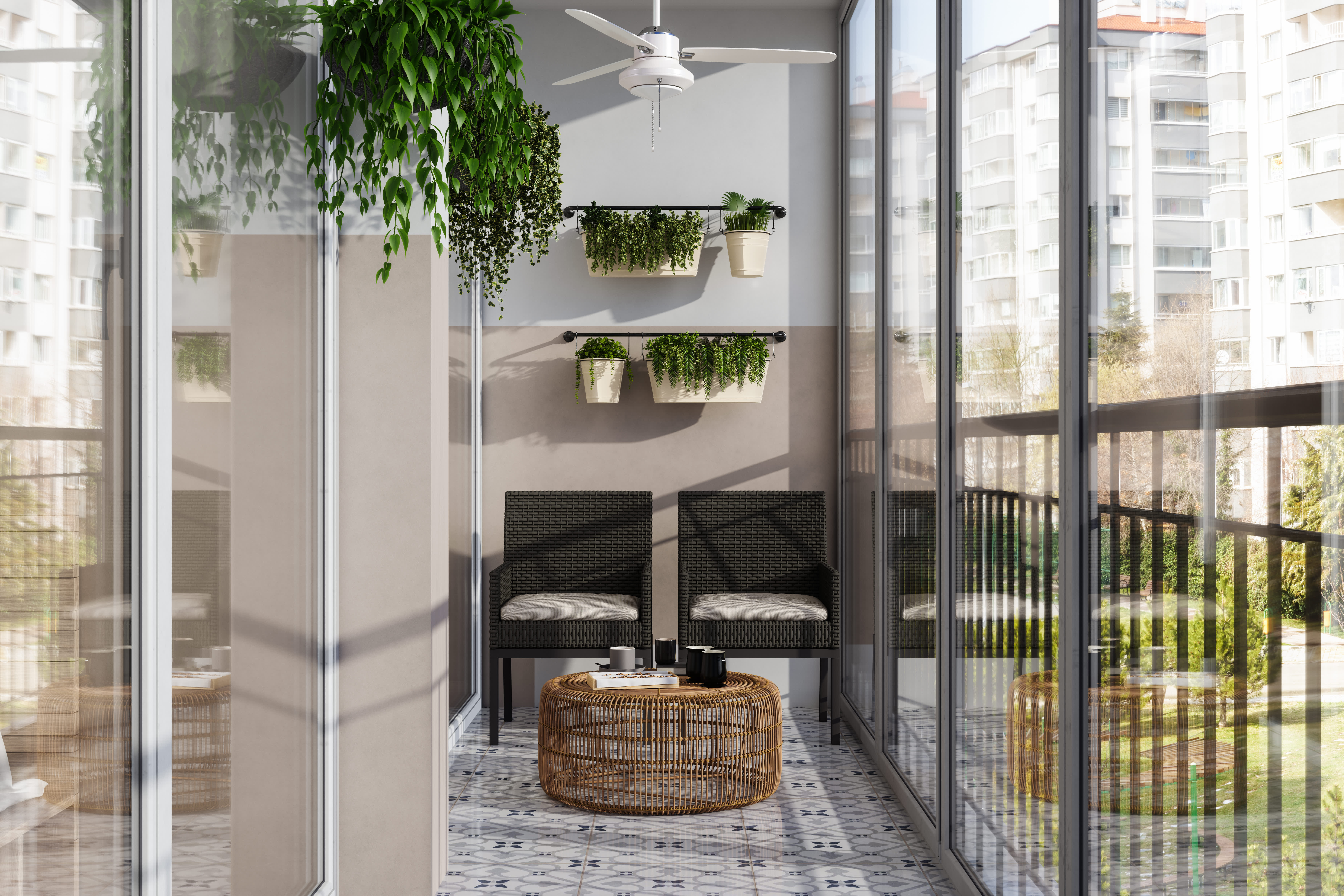 Ein moderner verglaster Balkon mit zwei geflochtenen Stühlen, einem runden Rattantisch und mehreren Hängepflanzen an der Wand sowie einer an der Decke.