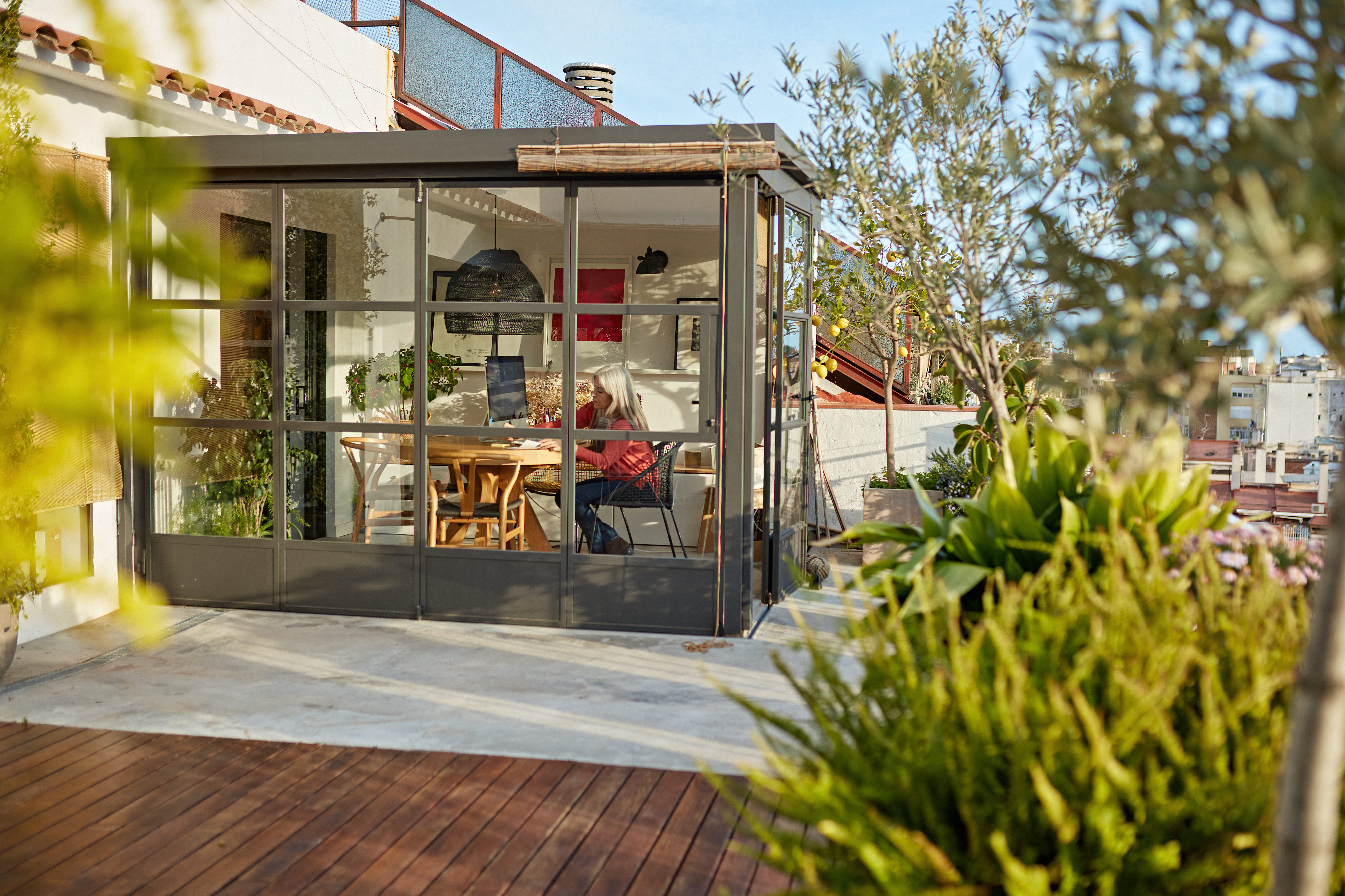 Ein Anlehnwintergarten mit Aluminiumrahmen und Glasfenstern.