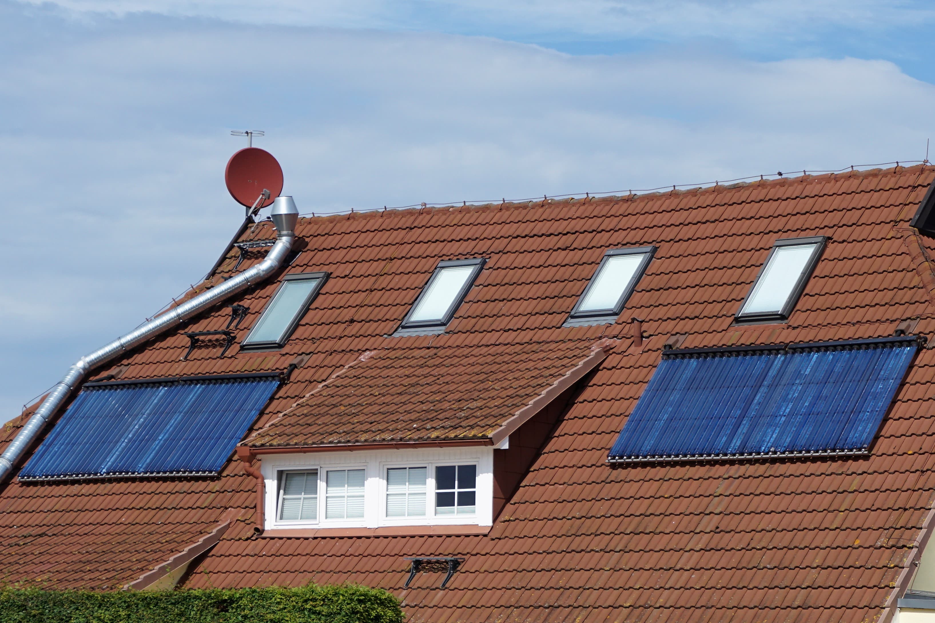 Solarthermie mit Röhrenkollektoren auf dem Hausdach