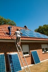 Handwerker montieren eine Solaranlage