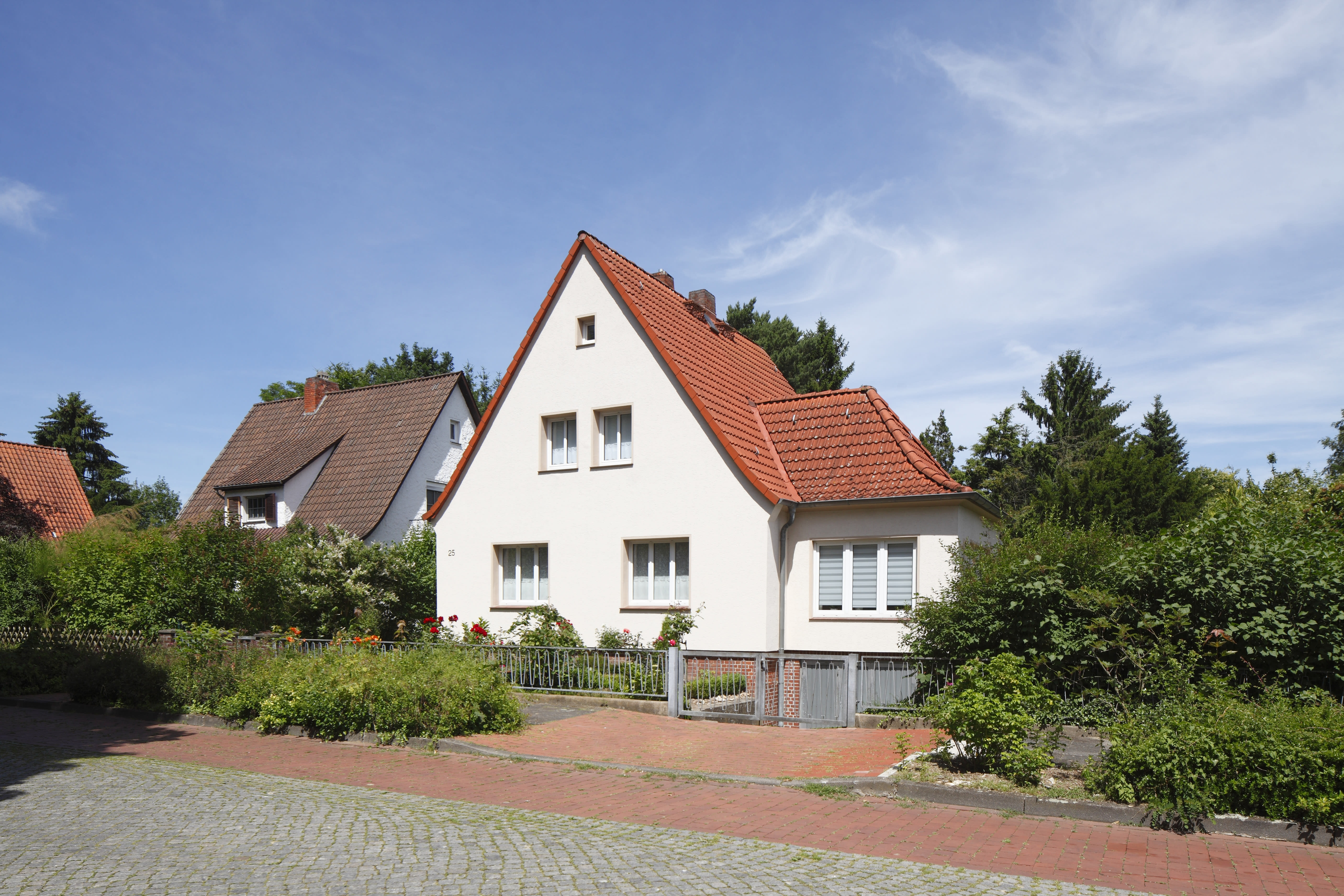 zweigeschossiges Einfamilienhaus in Siedlung von der Straße aus gesehen