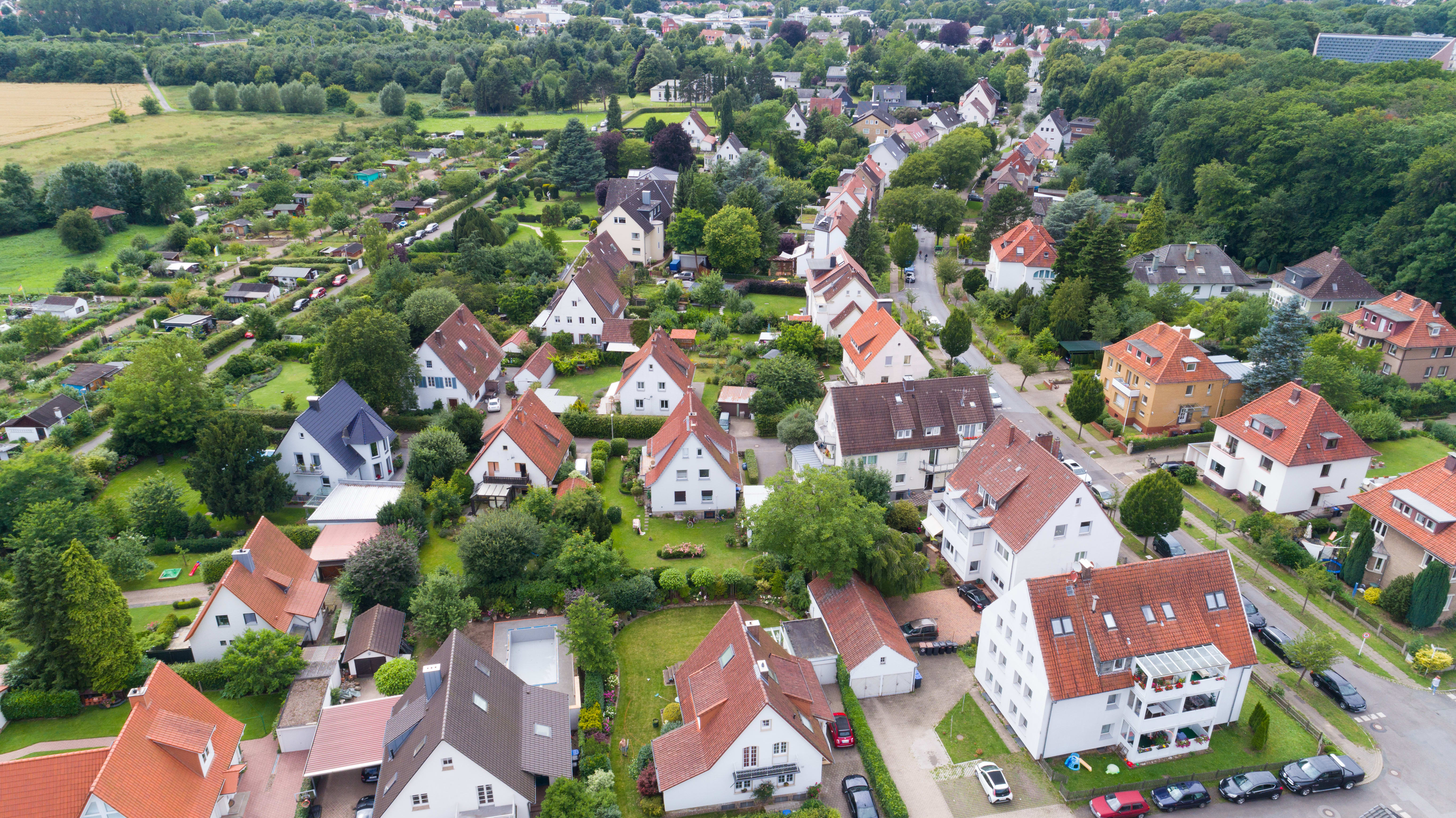 Luftaufnahme einer Einfamilienhaussiedlung