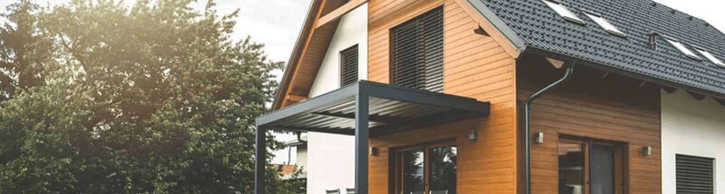 Banner - Haus mit Materialmix aus Holz und Putz mit schwarzem Dach und Terrassenüberdachung