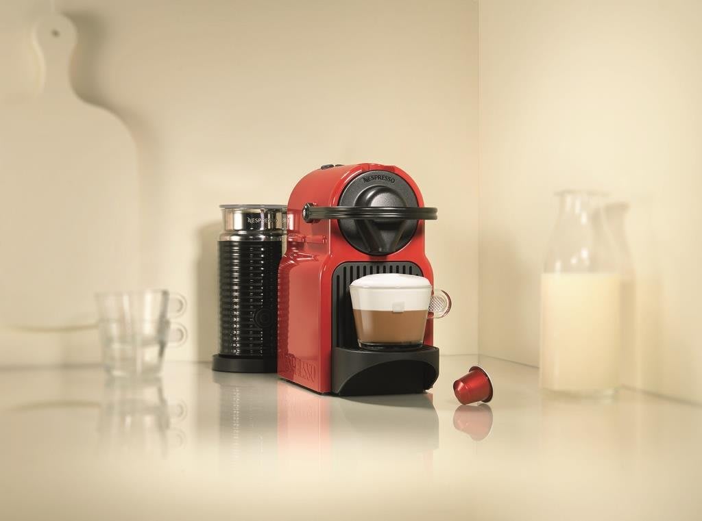 Nespresso Inissia Ruby Red mit Aeroccino