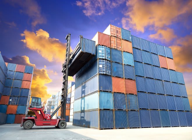 Containerumschlag mithilfe eines Teleskopstaplers
