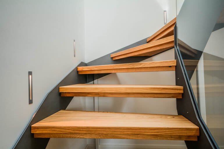 Viertelgewendelte Treppen aus Holz und Stahl