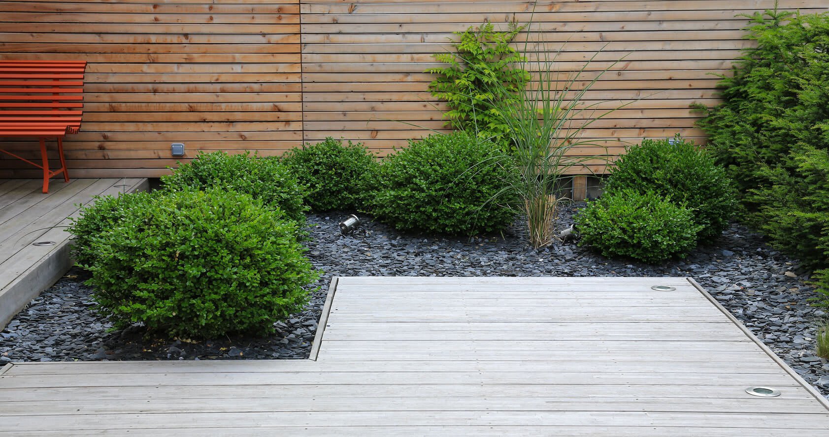 Moderne Terrasse am Eigenheim mit einfacher Gartengestaltung