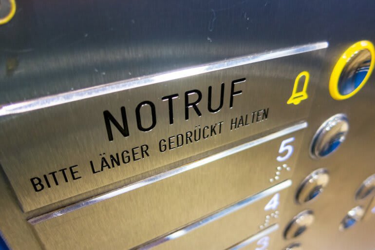 Notrufknopf im Personenaufzug