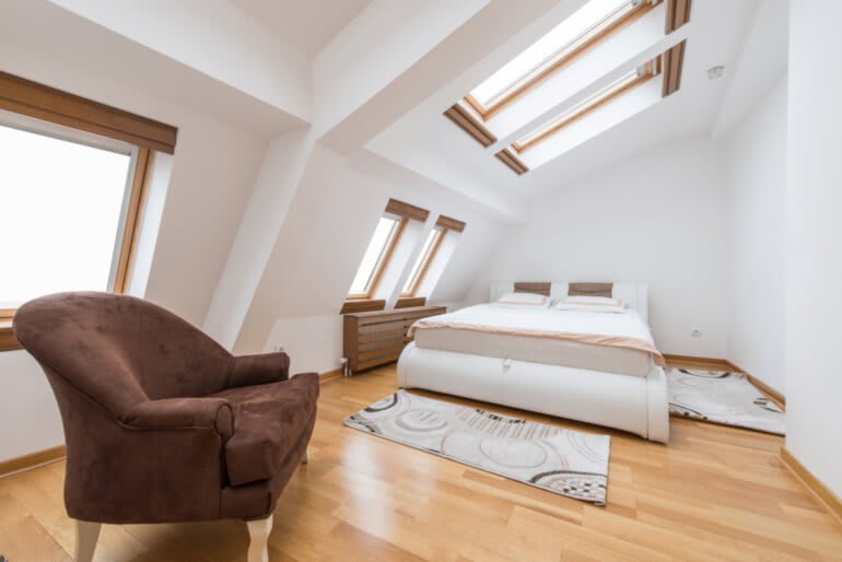 Schlafzimmer im Dachgeschoss mit Dachfenstern aus Holzrahmen