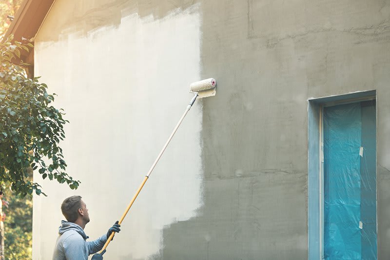 Maler streicht Fassade an