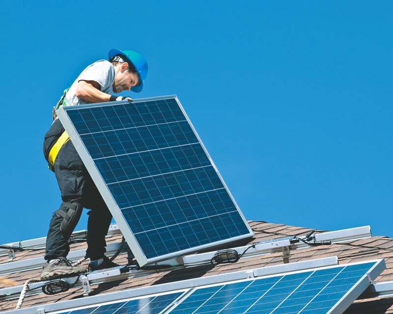 Solaranlage wird auf dem Dach installiert