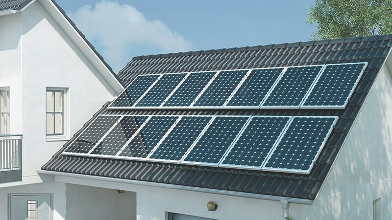 Zwei Solarpaneele auf dem grauen Pultdach einer gepflegten Garage 