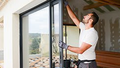 Handwerker baut Fenster ein