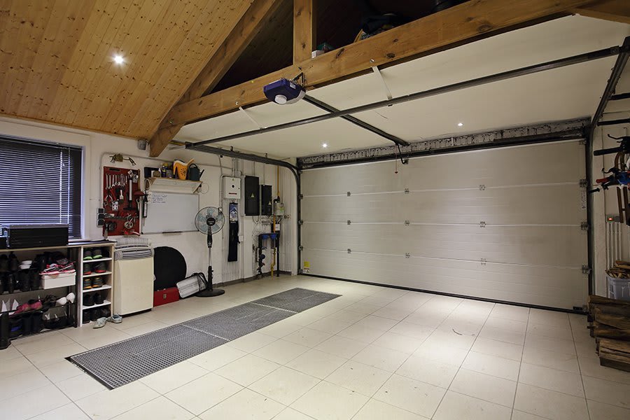 Artikelbild zeigt eine geräumige Garage von innen mit großer Stellfläche
