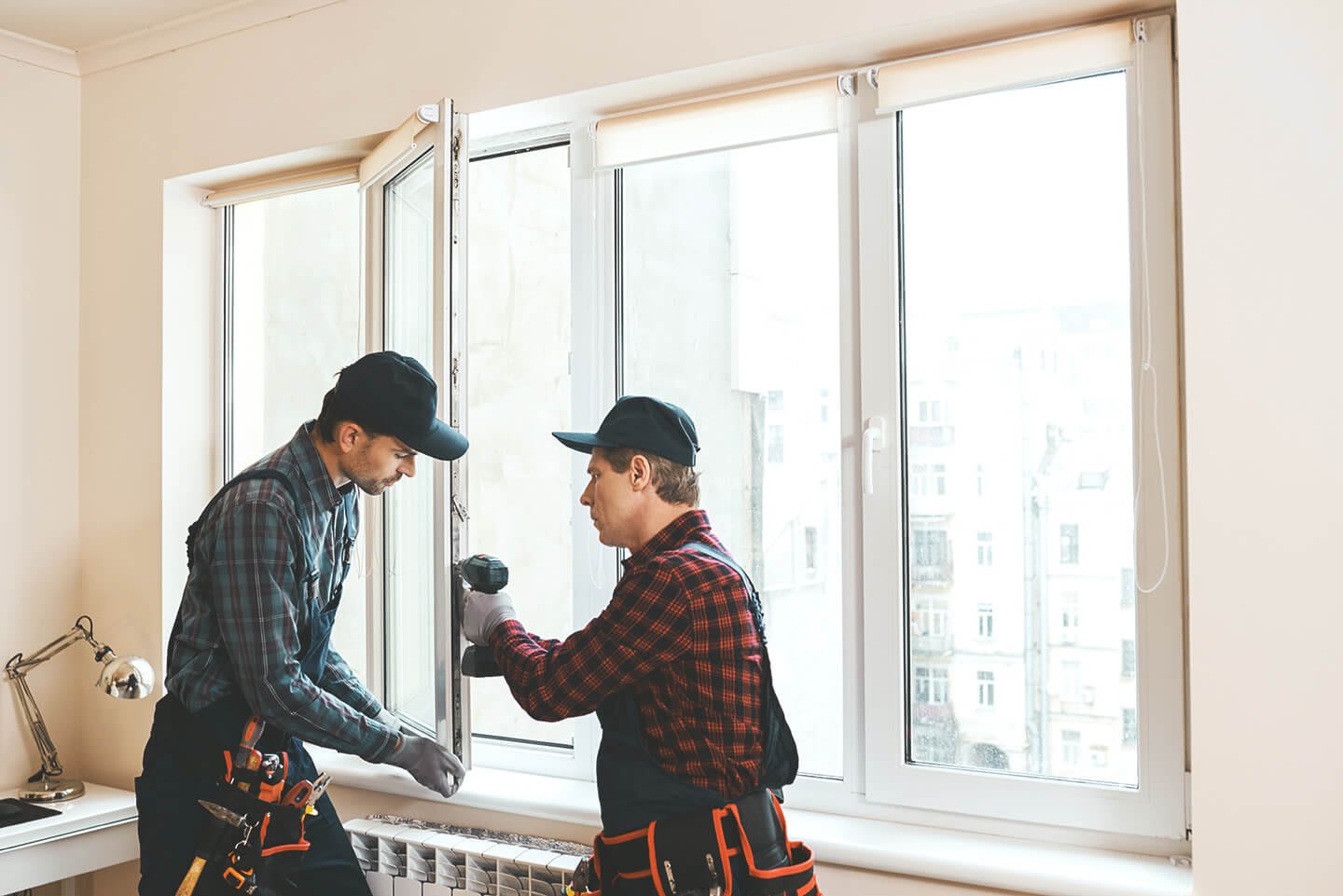Männer reparieren Fenster