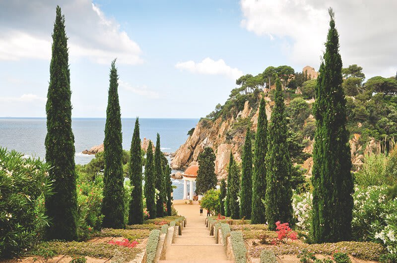 Mediterraner Garten mit Säulenzypressen und weiteren mediterranen Pflanzen