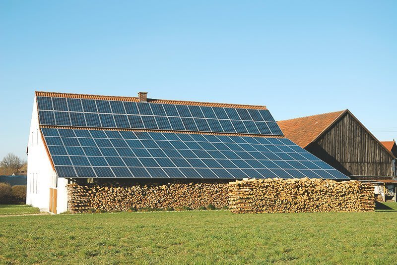 Scheune mit einer Solaranlage auf dem Dach