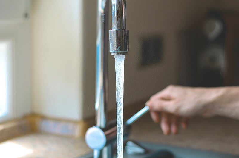 Wasserhahn aus dem Wasser läuft