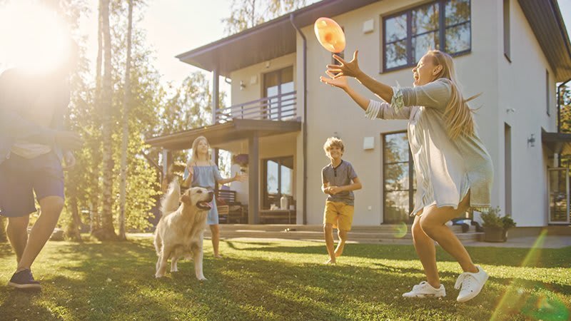 Familie vor Einfamilienhaus