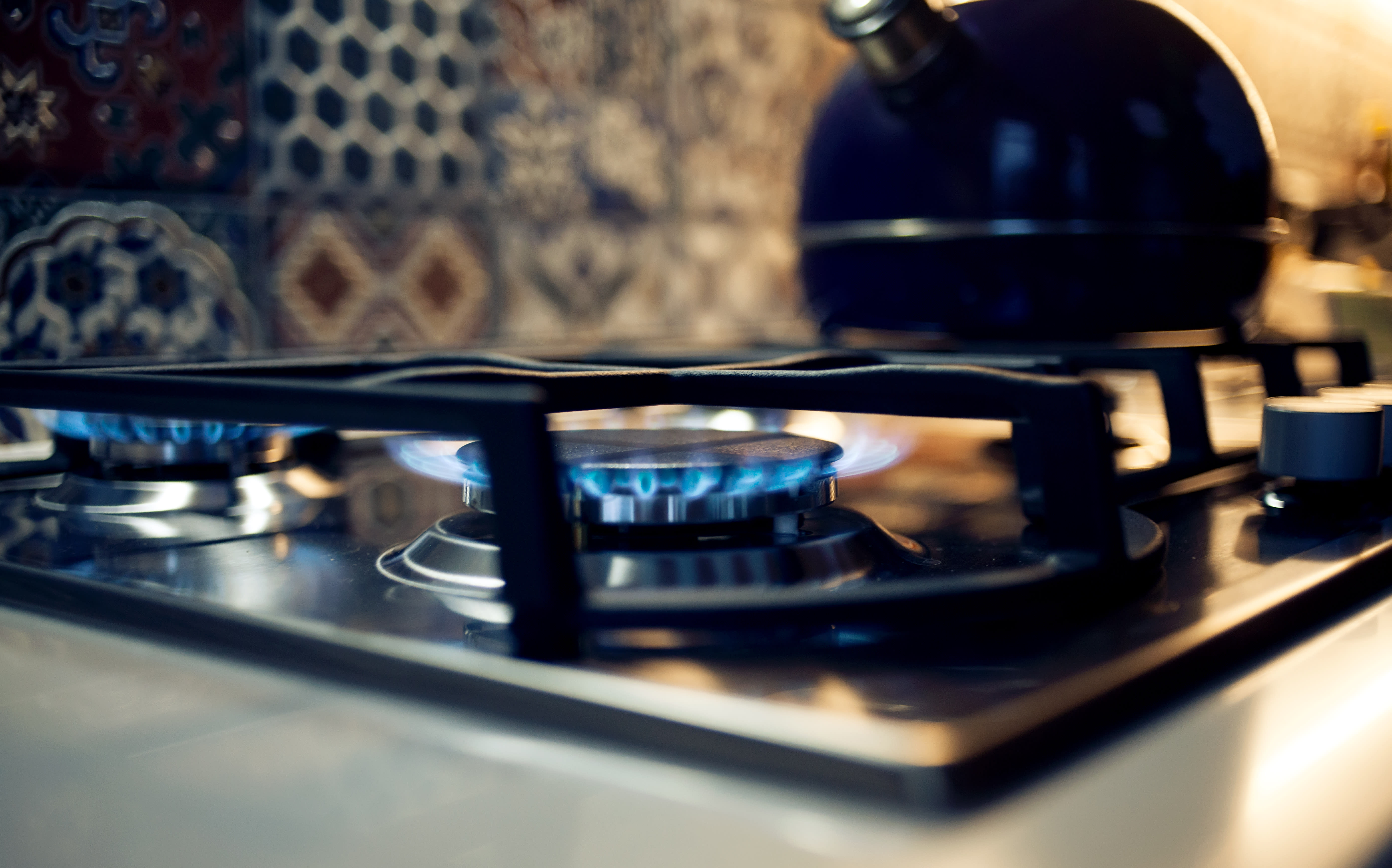 Gasherd mit blauer Flamme in einer Küche