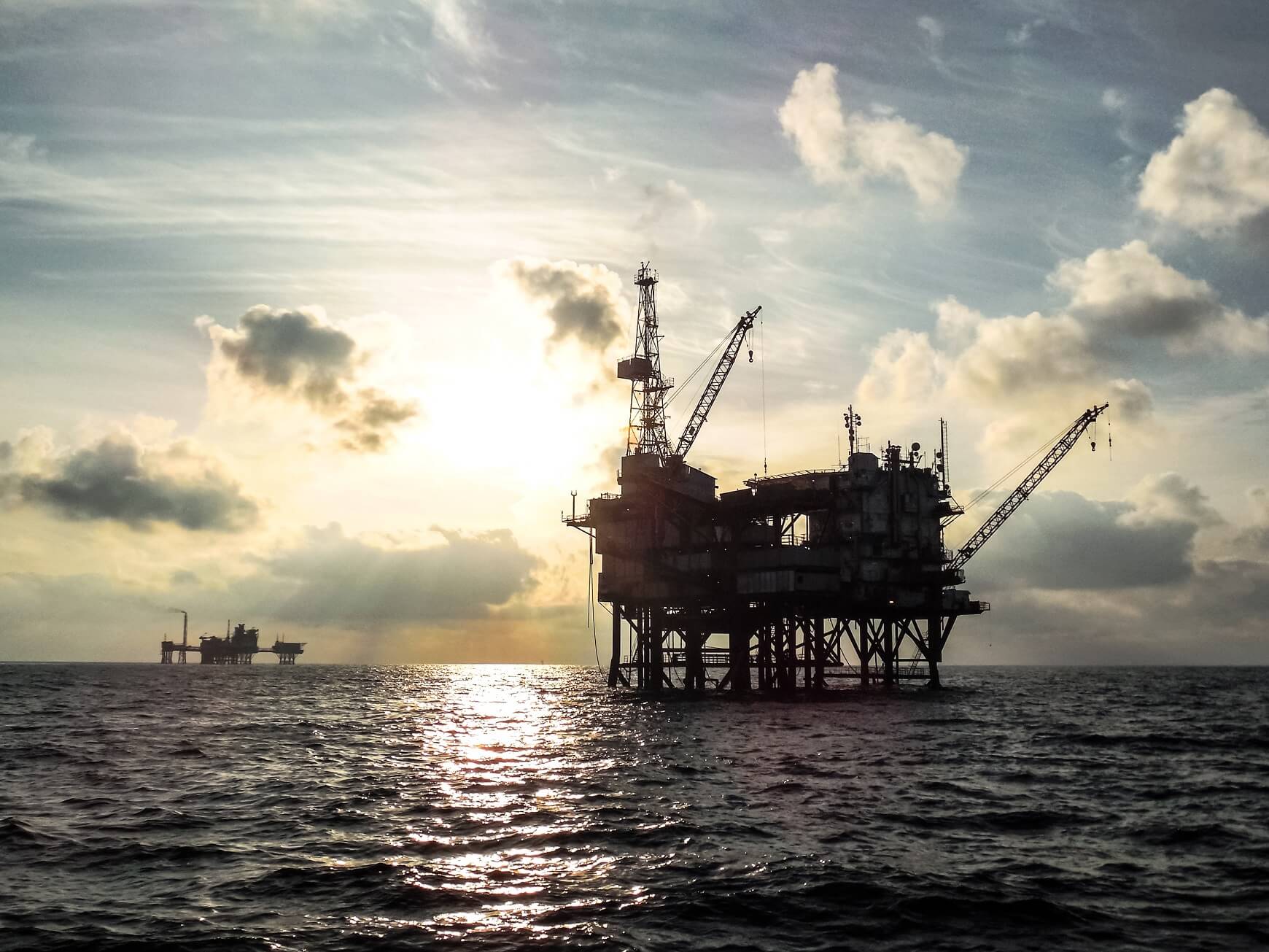 Offshore-Öl-Plattform bei Sonnenuntergang