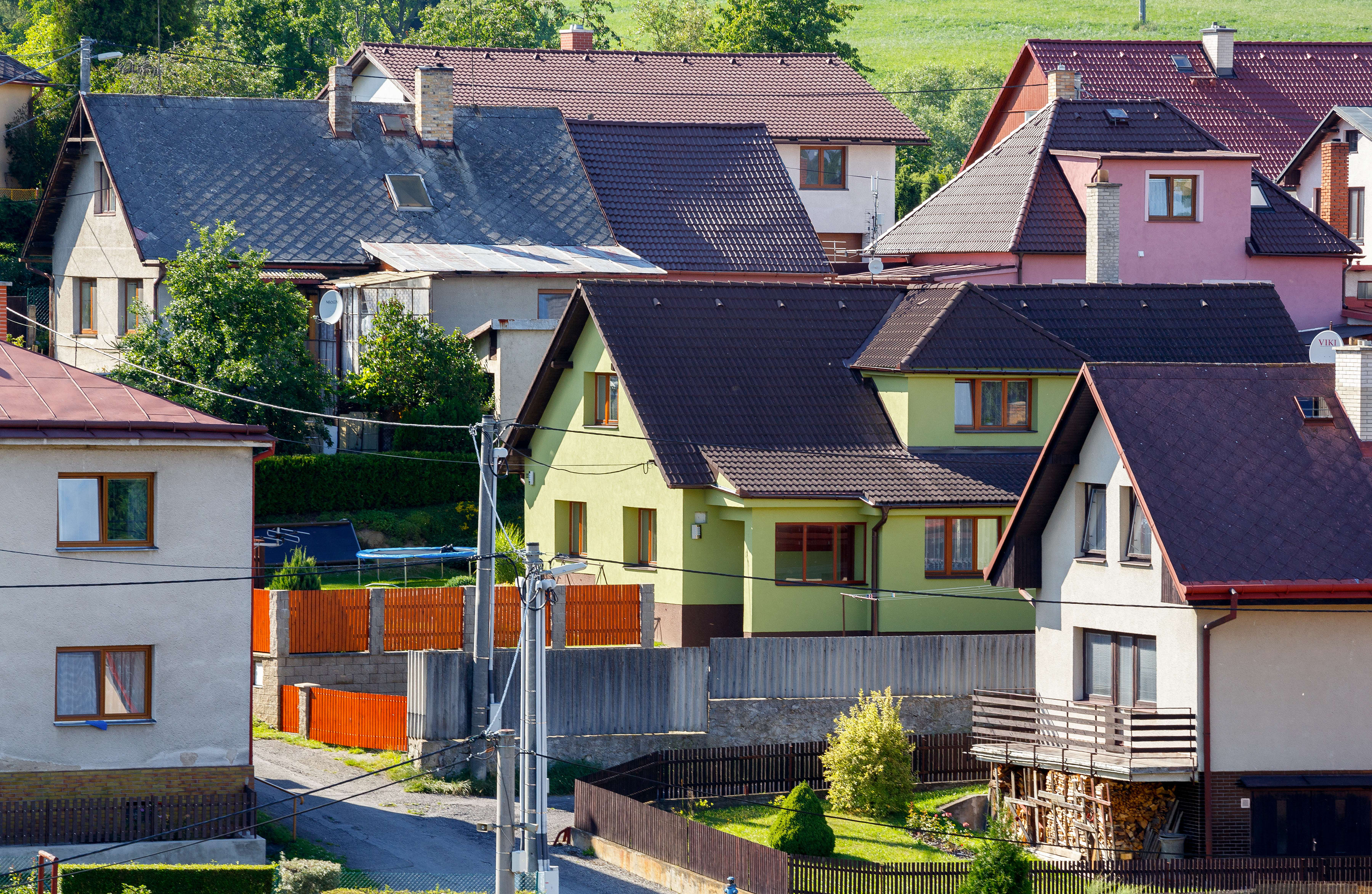 Wohngegend mit alten, unsanierten Einfamilienhäusern in Deutschland