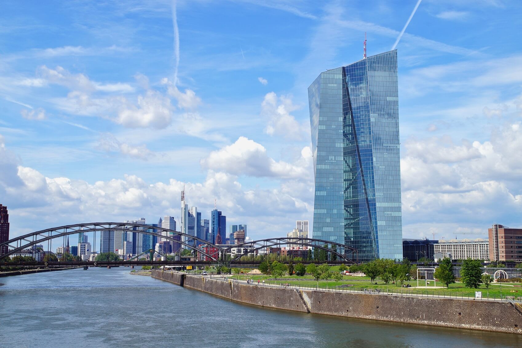 Luftaufnahme von Frankfurt mit Hauptsitz der Europäischen Zentralbank unter blauem Himmel
