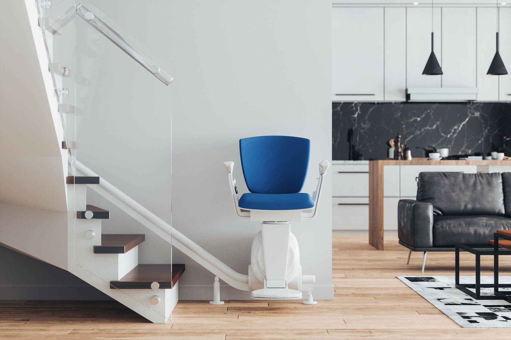 Sitzlift mit blauem Polster am Fußt einer Treppe in einem modernen Eigenheim
