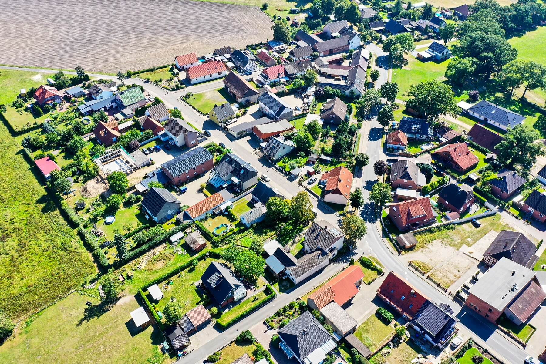 Luftaufnahme vom Rand eines typischen Dorfes im Norden Deutschlands